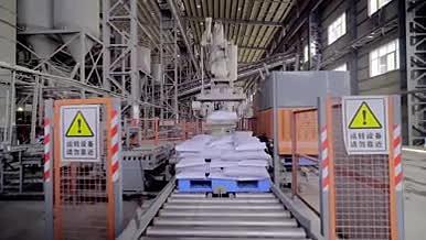 实拍工厂全自动机械化作业视频的预览图